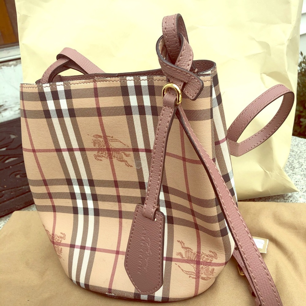 Sold 🎈 Burberry bucket bag  🚨 Reversible